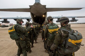 Hiszpańscy spadochroniarze podczas ćwiczeń z armią USA