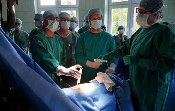 Hiszpański chirurg dr Diego Gonzalez Rivas (L) podczas operacji wycięcia niedużego guza płuc w Samodzielnym Publicznym Szpitalu Specjalistycznych Chorób Płuc im. dr O. Sokołowskiego w Zakopanem,