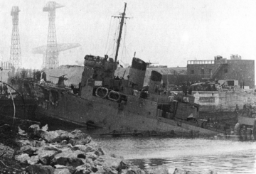 HMS „Campbeltown” wbity we wrota suchego doku w Saint-Nazaire