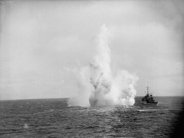 HMS „Kite” przeprowadza atak bombami głębinowymi