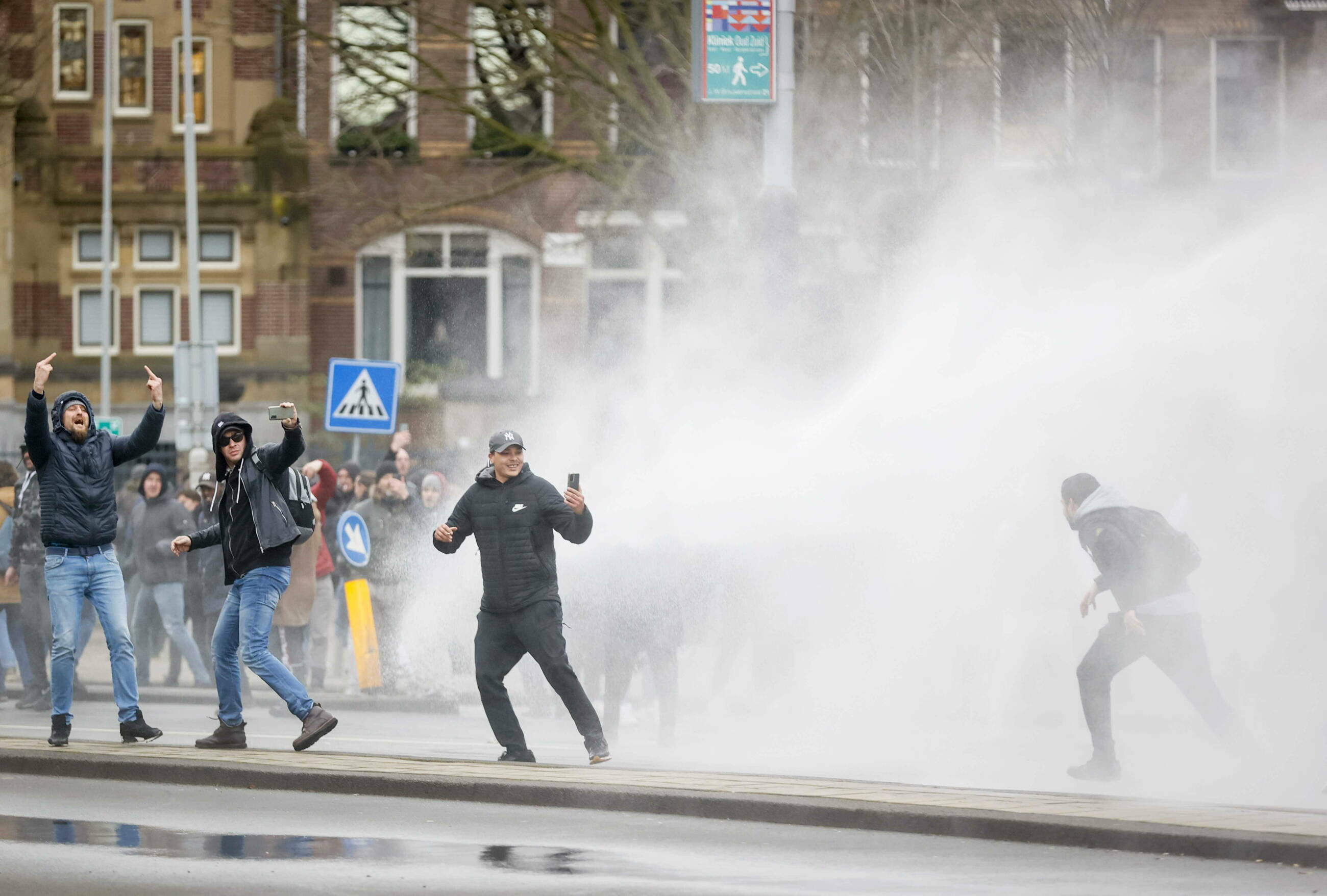 Protest przeciwko obostrzeniom w Amsterdamie