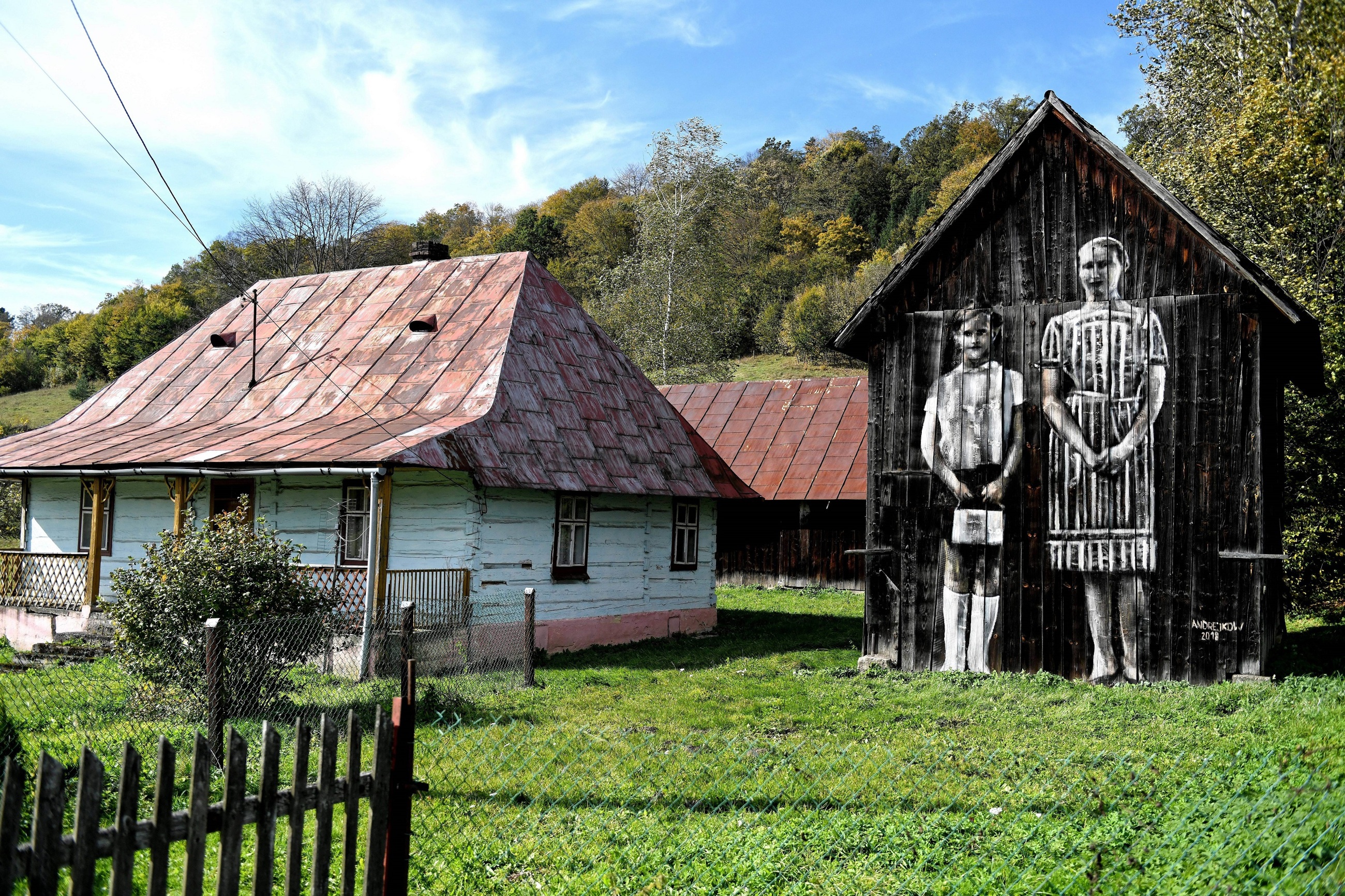 Mural Arkadiusza Andrejkowa na zabudowaniach gospodarstwa w Myczkowcach