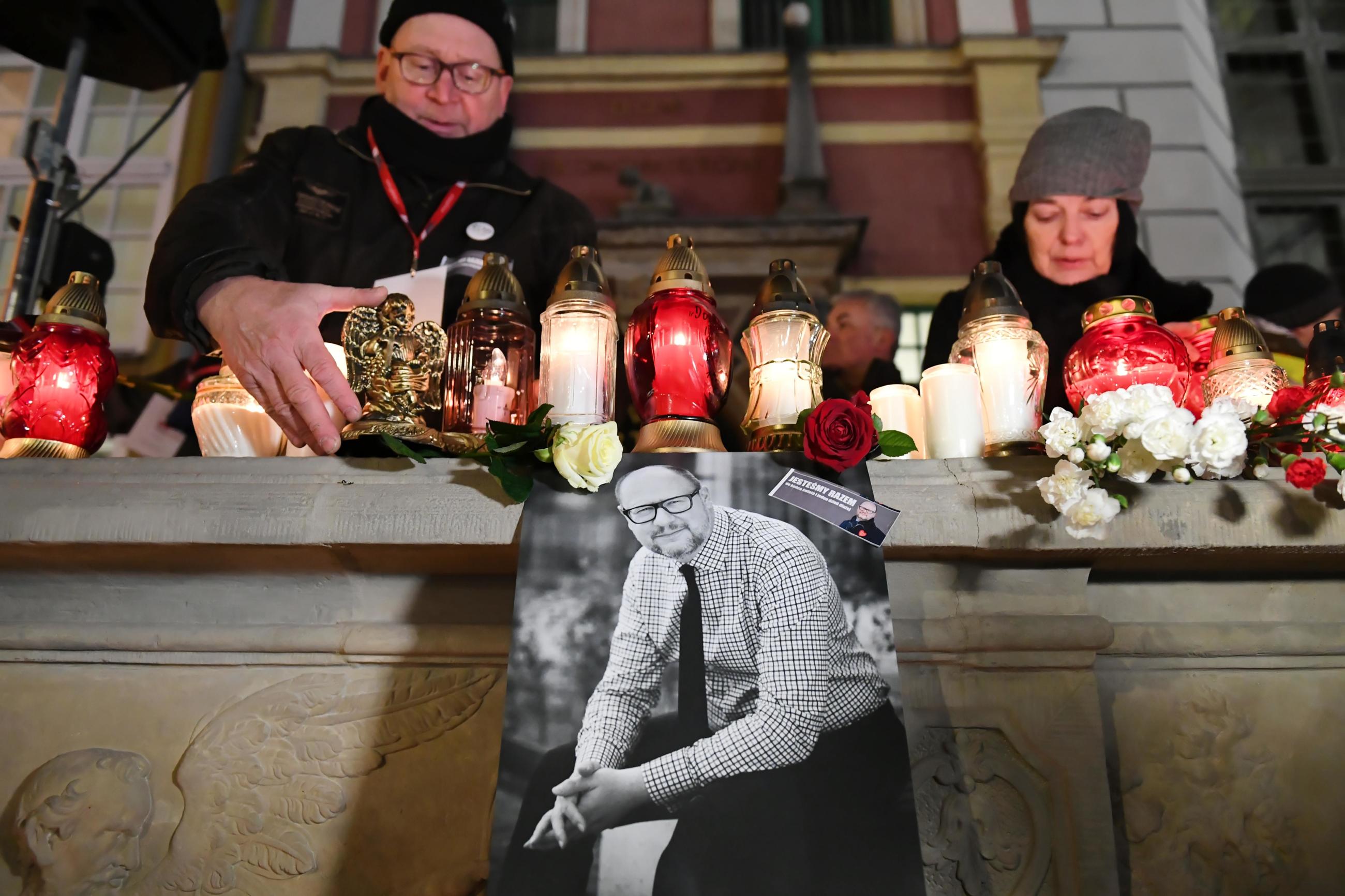 Mieszkańcy Gdańska palą znicze w związku ze śmiercią prezydenta Pawła Adamowicza