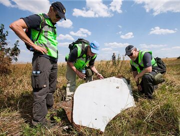 Holenderscy i malezyjscy śledczy na miejscu katastrofy MH17