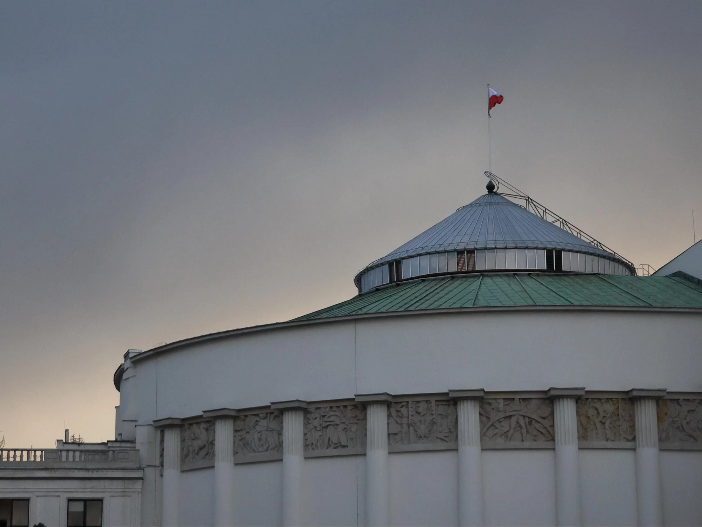 Hołownia ogranicza w Sejmie dostęp do alkoholu