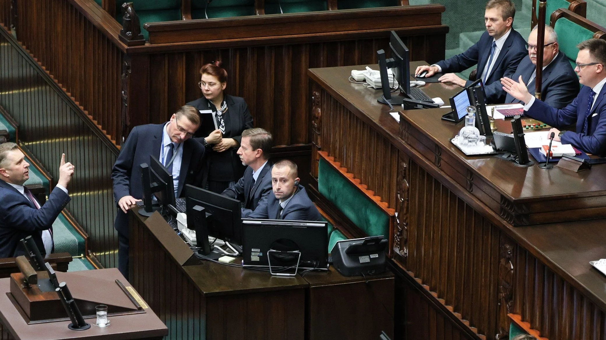 Poseł PiS Przemysław Czarnek (L) i marszałek Szymon Hołownia (P)