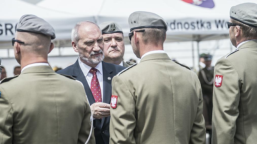 Szef MON Antoni Macierewicz z żołnierzami GROM