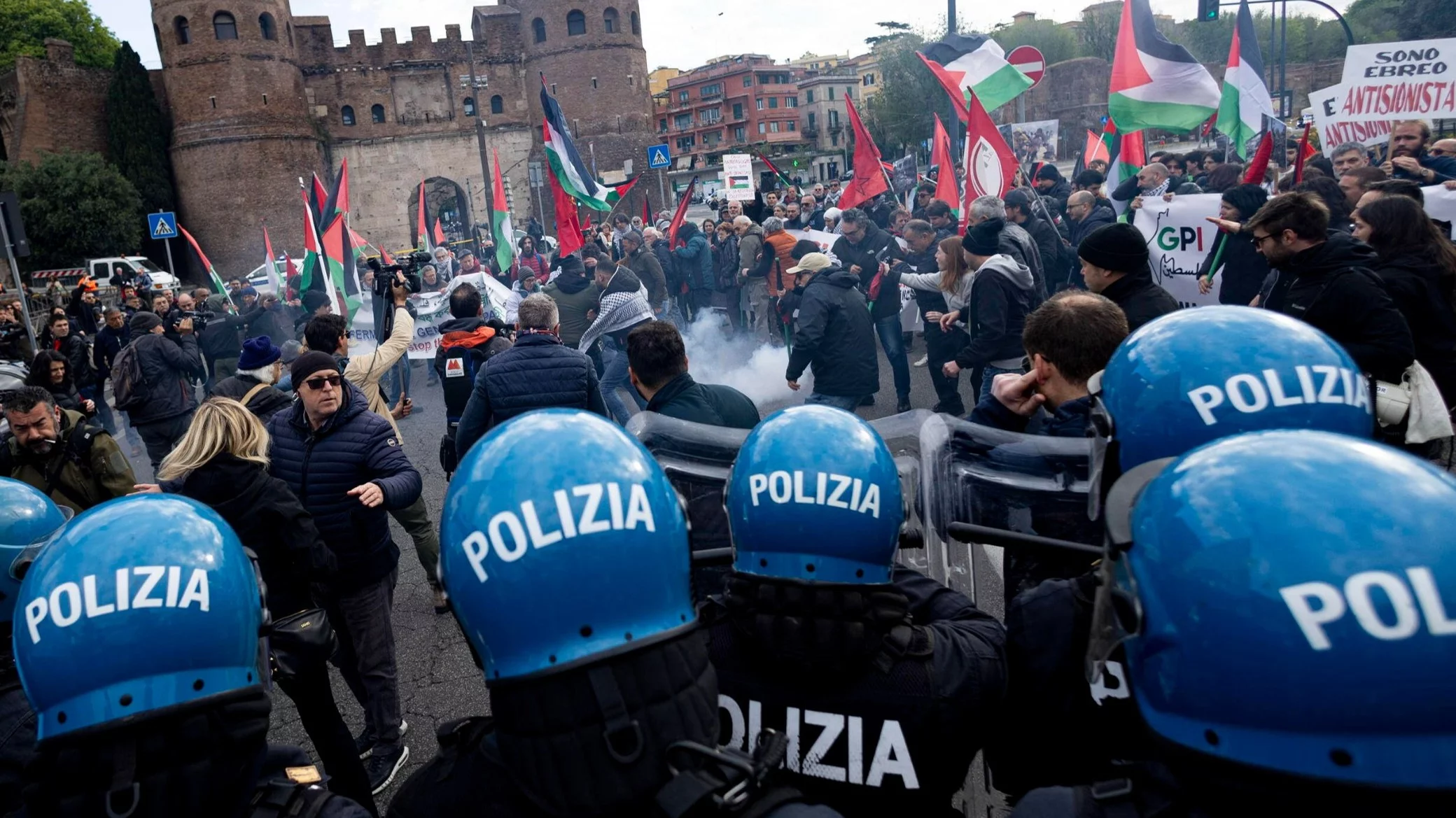 Demonstranci propalestyńscy ścierają się z policją na Piazzale Ostiense