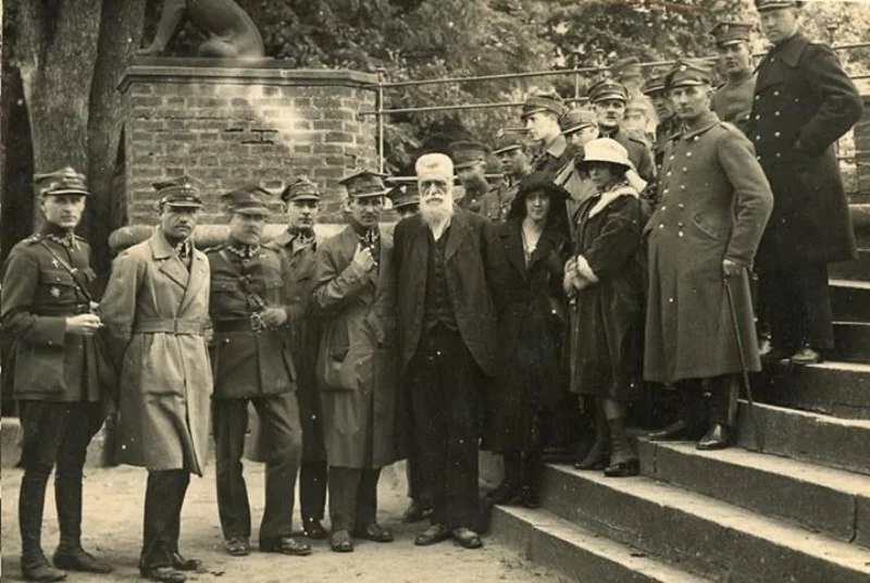 Władysław Zamoyski z polskimi oficerami przed zamkiem w Kórniku. Fotografia ze zbiorów Biblioteki Kórnickiej