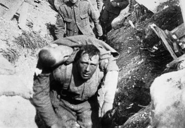 I wojna światowa. Brytyjski żołnierz niesie rannego kolegę.