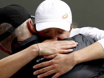 Iga Świątek przytula ojca po zwycięstwie we French Open