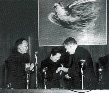 Ilja Erenburg wręcza stalinowską Nagrodę Pokoju Soong Ching-ling i Guo Moruo. Kwiecień 1951 r.