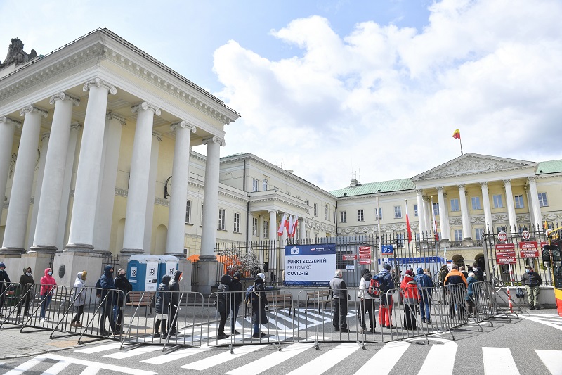 Kolejka przed punktem szczepień masowych przeciwko COVID-19 na placu Bankowym w Warszawie