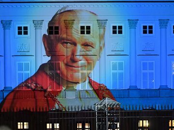 Iluminacja przedstawiająca papieża św. Jana Pawła II na Pałacu Prezydenckim w Warszawie