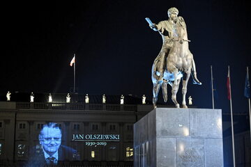 Iluminacja upamiętniająca Jana Olszewskiego na Pałacu Prezydenckim w Warszawie