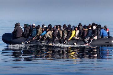 Imigranci na łodzi przepływają przez kanał La Manche