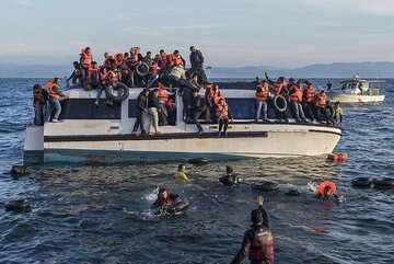 Imigranci ryzykują życie, by przez Morze Śródziemne dostać się do Europy