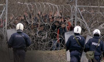 Imigranci szykują się do szturmu w pobliżu turecko-greckiego przejścia granicznego w Kastanies