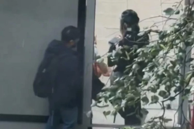Imigrant onanizuje się przy przystanku w Warszawie