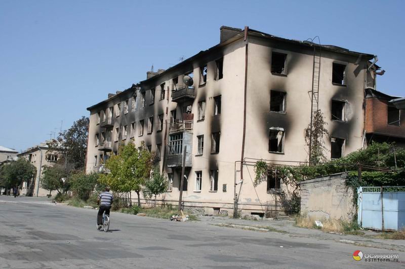 Zbombardowany przez Gruzinów budynek w Cchinwali, Osetia Południowa