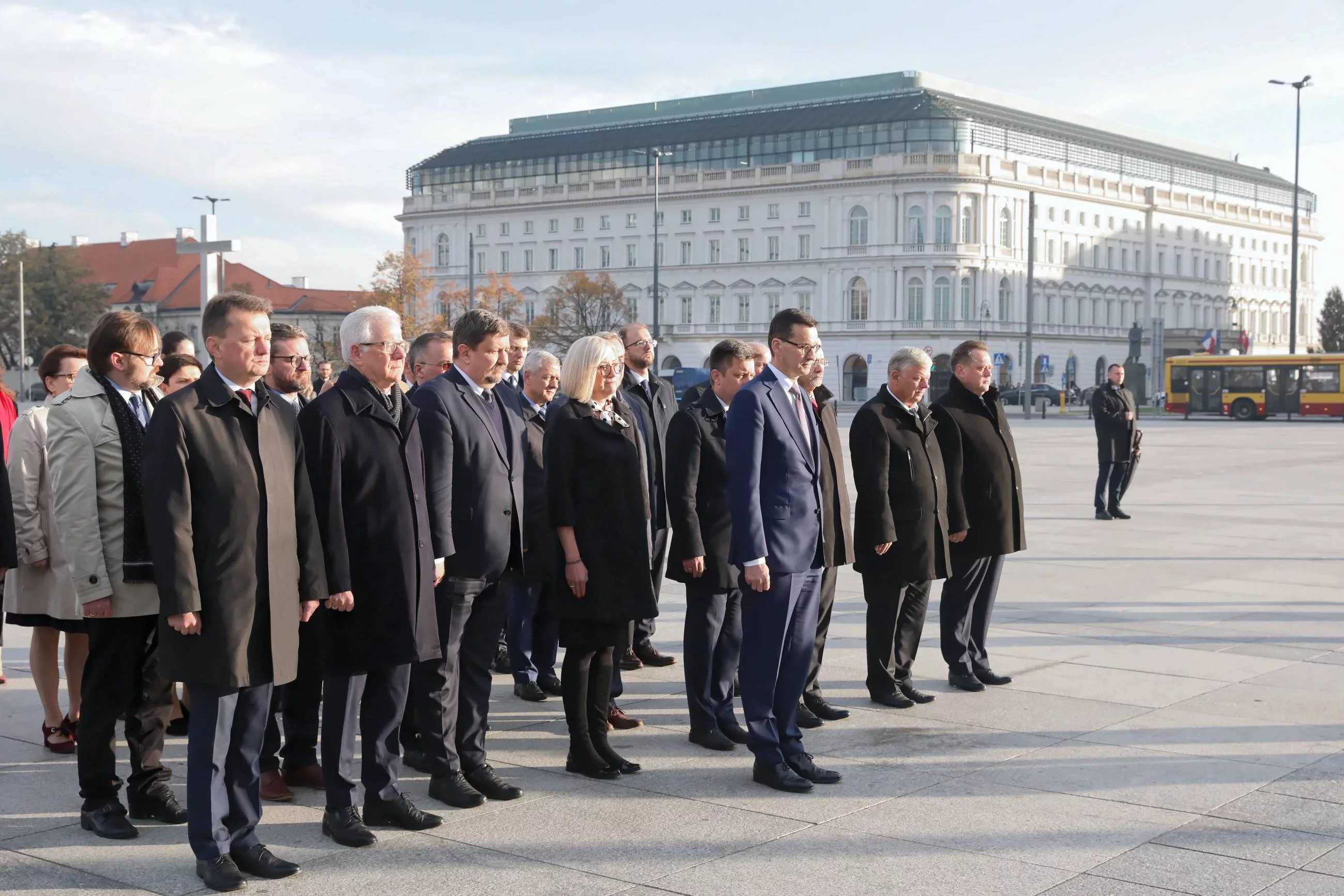Ceremonia złożenia kwiatów przed Pomnikiem Ofiar Tragedii Smoleńskiej 2010 na Placu Piłsudskiego w Warszawie