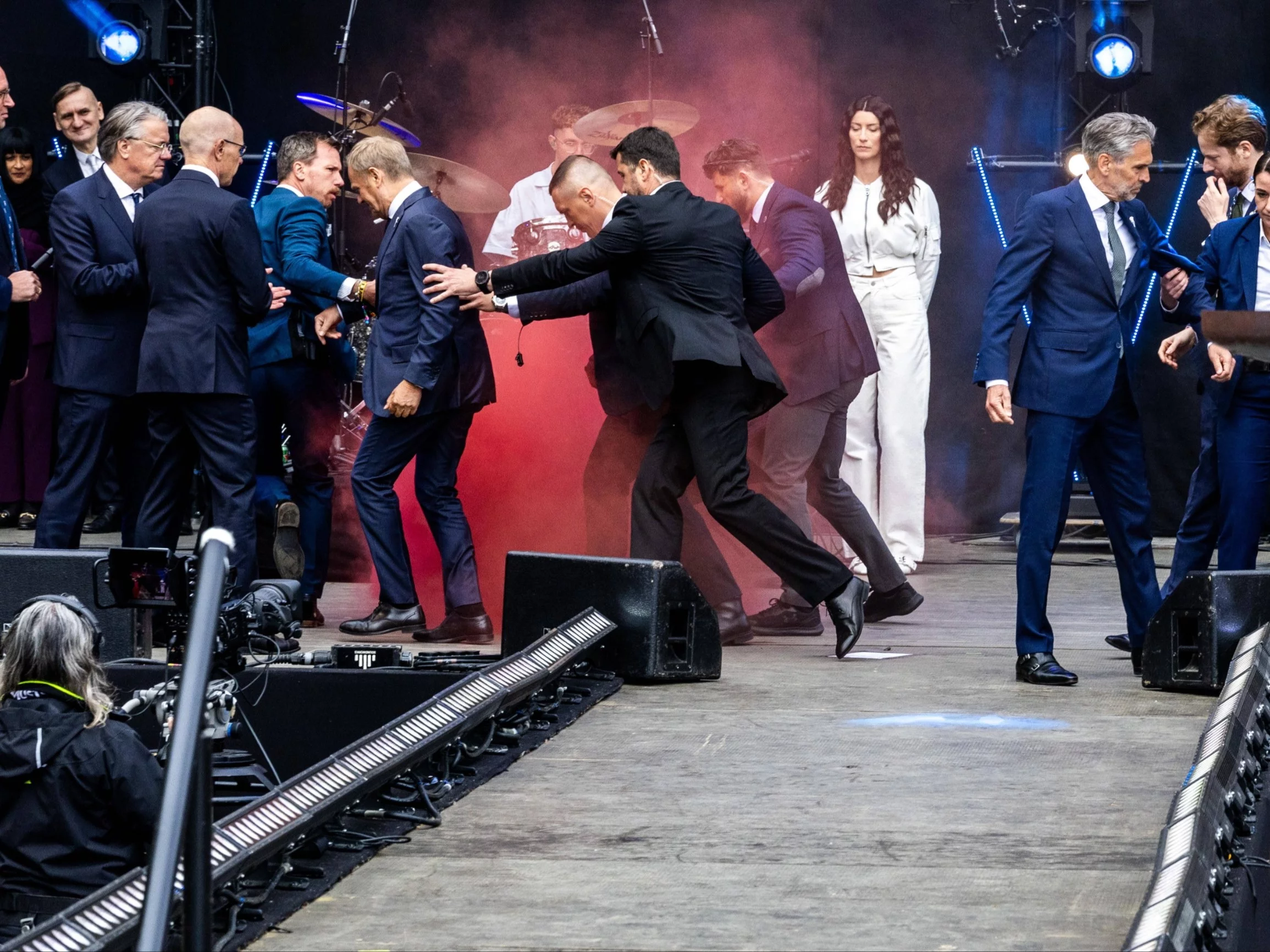 Premier Donald Tusk (z lewej) w otoczeniu ochroniarzy