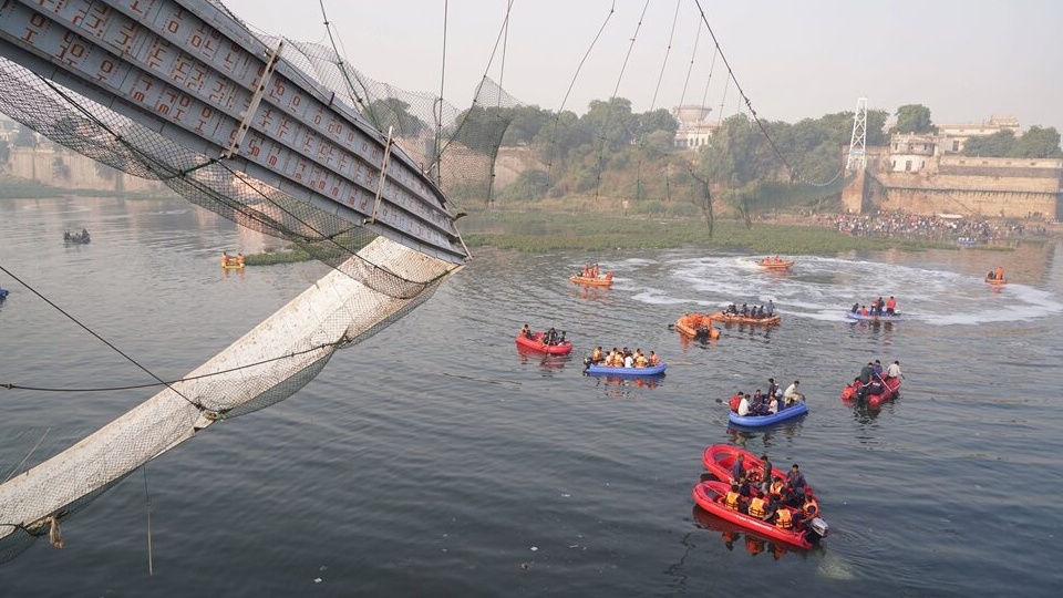w indyjskim Morbi w stanie Gujarat zarwał się most wiszący