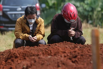 Indonezja. Pogrzeb osoby zmarłej na COVID-19