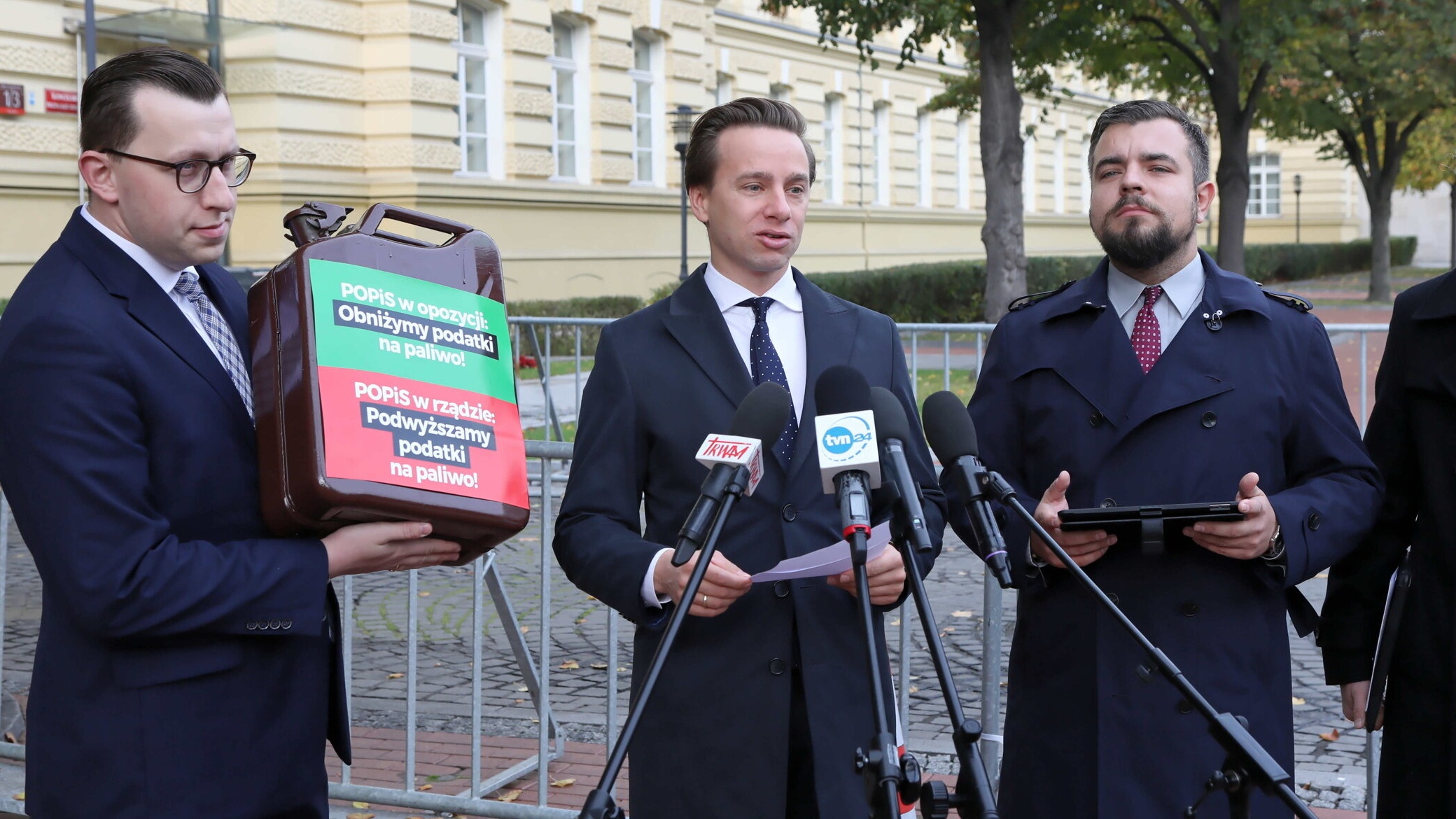 Posłowie Konfederacji Dobromir Sośnierz, Krzysztof Bosak i Michał Urbaniak oraz dyrektor biura prasowego Konfederacji Tomasz Grabarczyk (L) podczas konferencji prasowej nt. "Ceny paliwa szaleją"