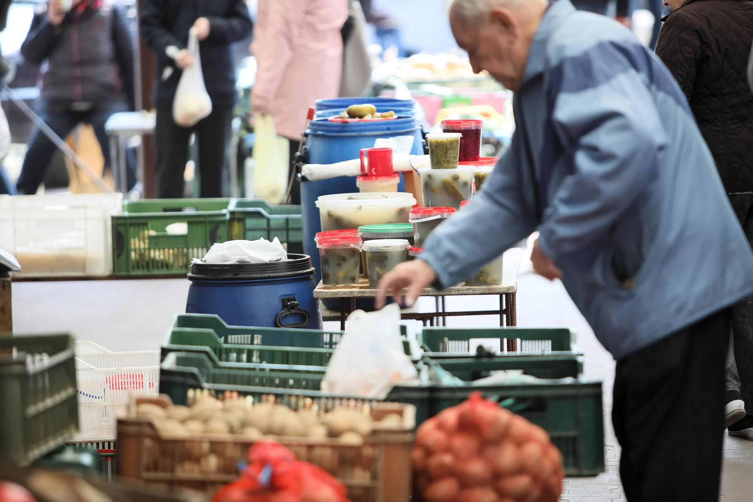 Zakupy na bazarze, zdęcie ilustracyjne