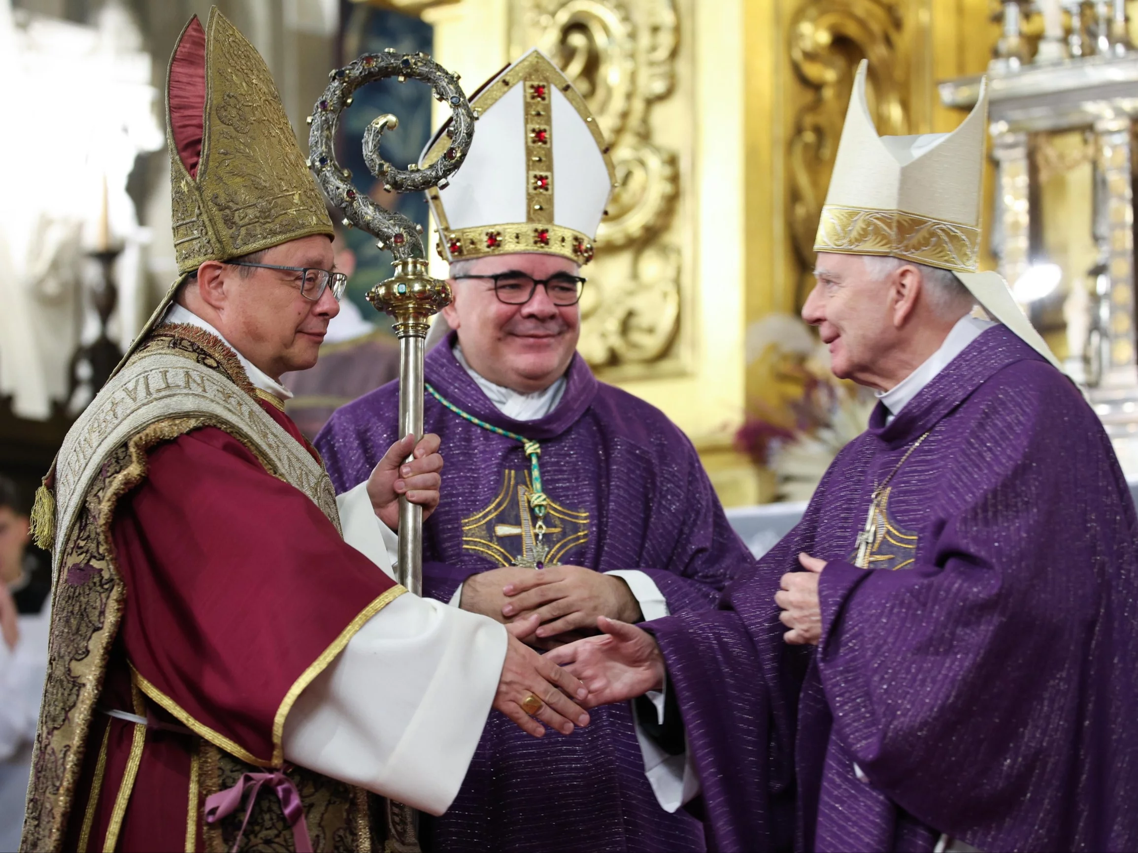 Uroczysty ingres w katedrze na Wawelu, 20 bm. kard. Grzegorza Rysia (L) z udziałem nuncjusza apostolskiego w Polsce abp. Antonio Guido Filipazziego (C) oraz dotychczasowego metropolity krakowskiego abp. Marka Jędraszewskiego (P)