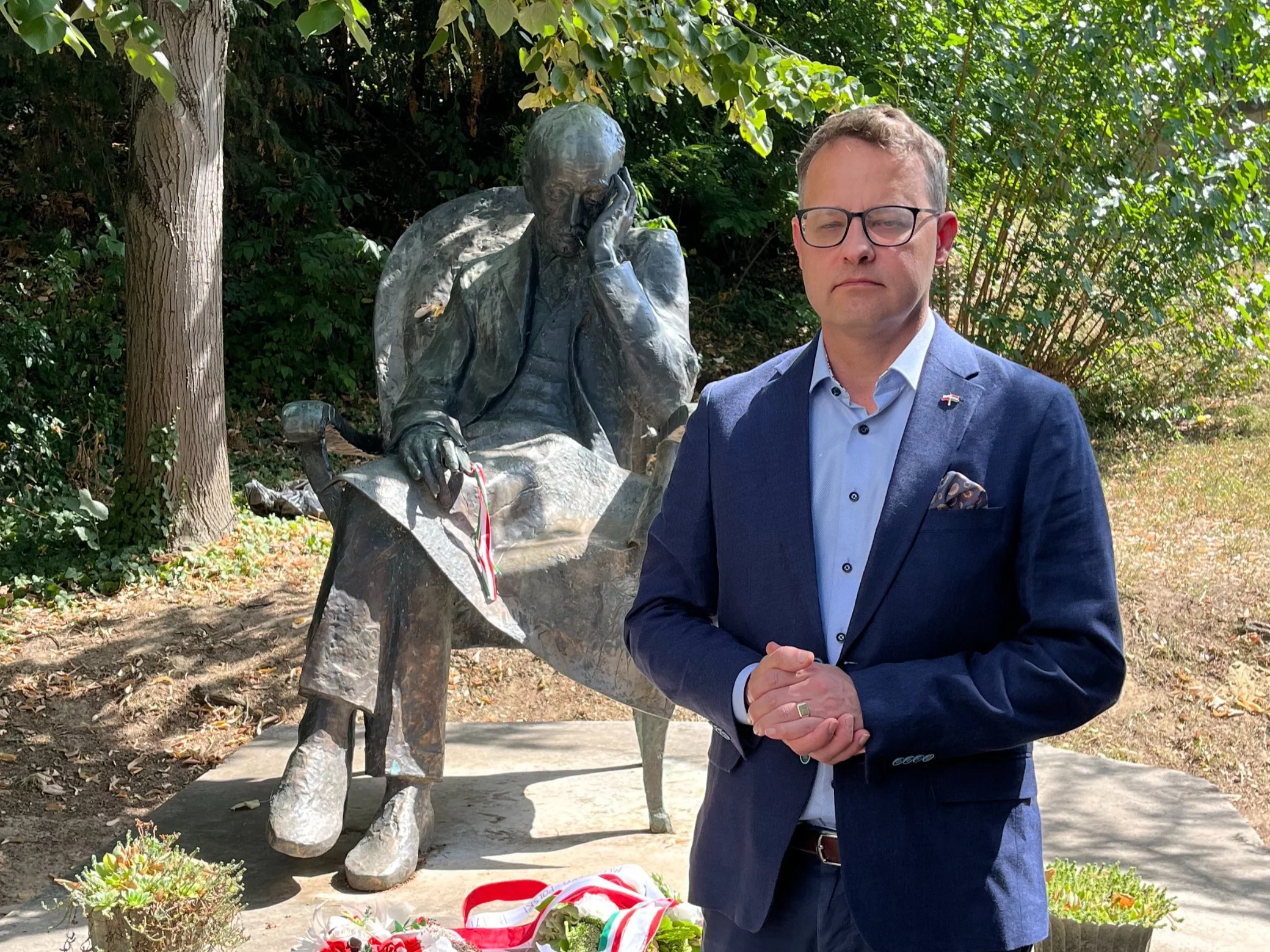 Marcin Romanowski przed pomnikiem Pála Telekiego