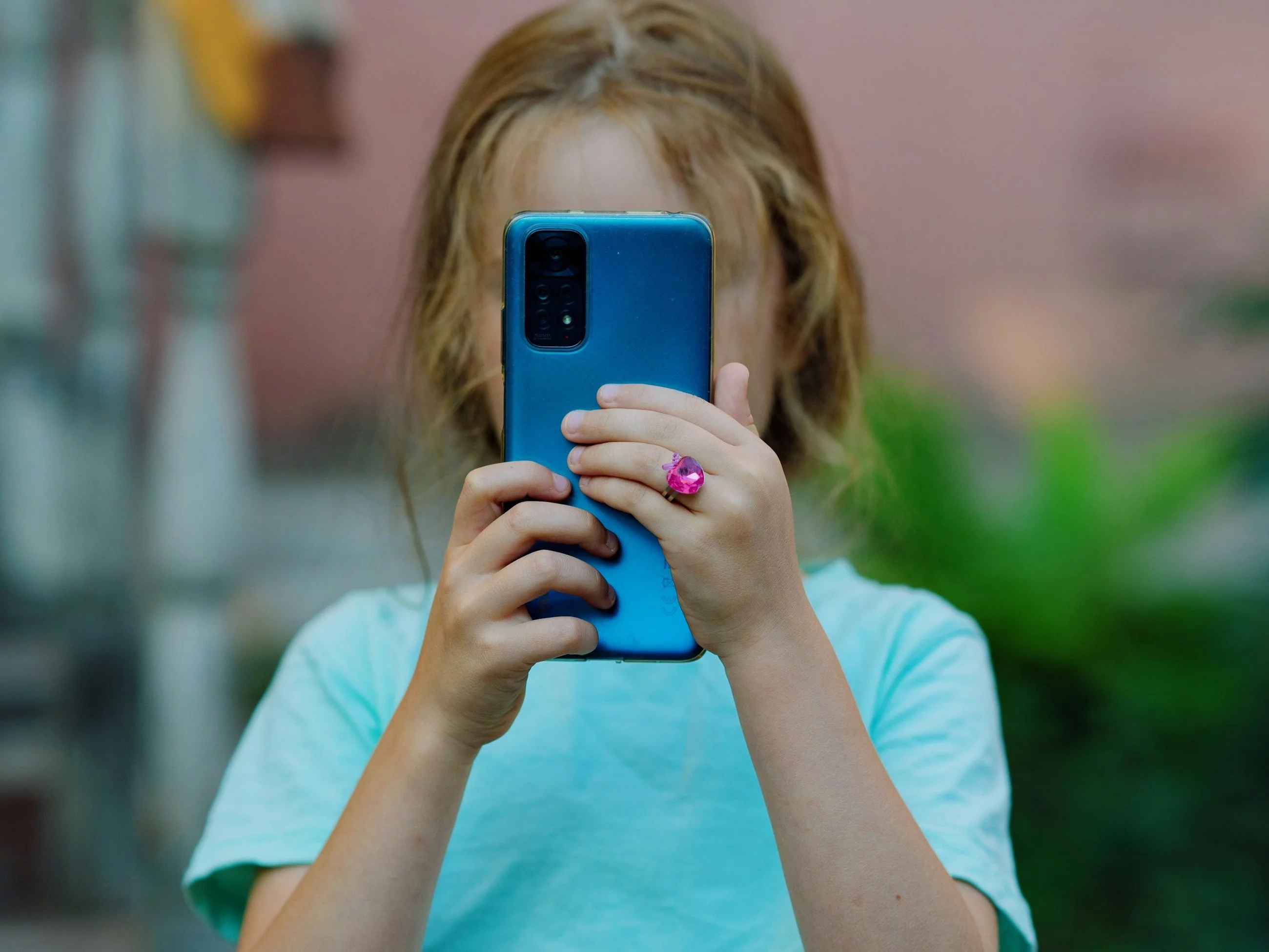 Dziecko ze smartfonem, zdjęcie ilustracyjne