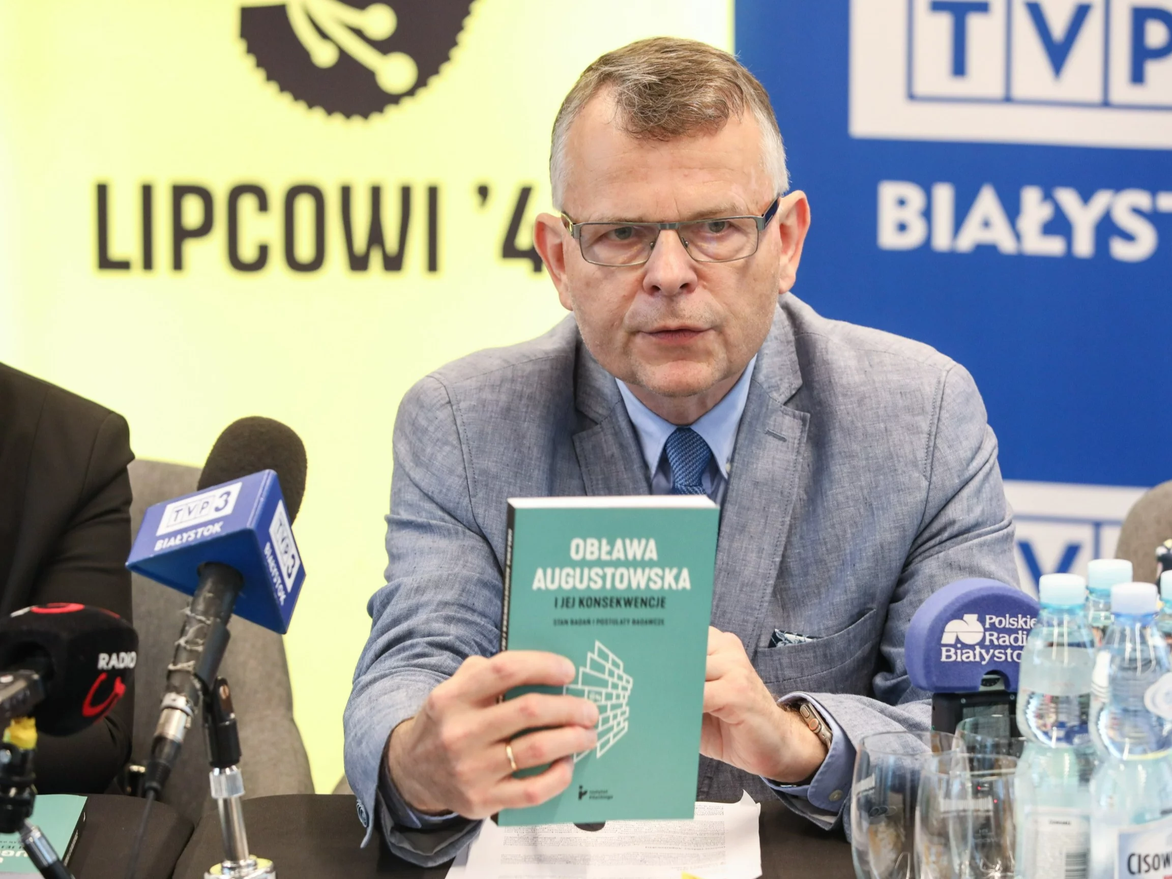 Dyrektor Instytutu Pileckiego prof. Krzysztof Ruchniewicz podczas konferencji prasowej w Augustowie