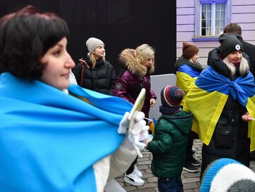 Intencję pozostania w Polsce na stałe deklaruje 19 proc. uchodźców z Ukrainy oraz 55 proc. imigrantów przedwojennych z tego kraju – podaje NBP