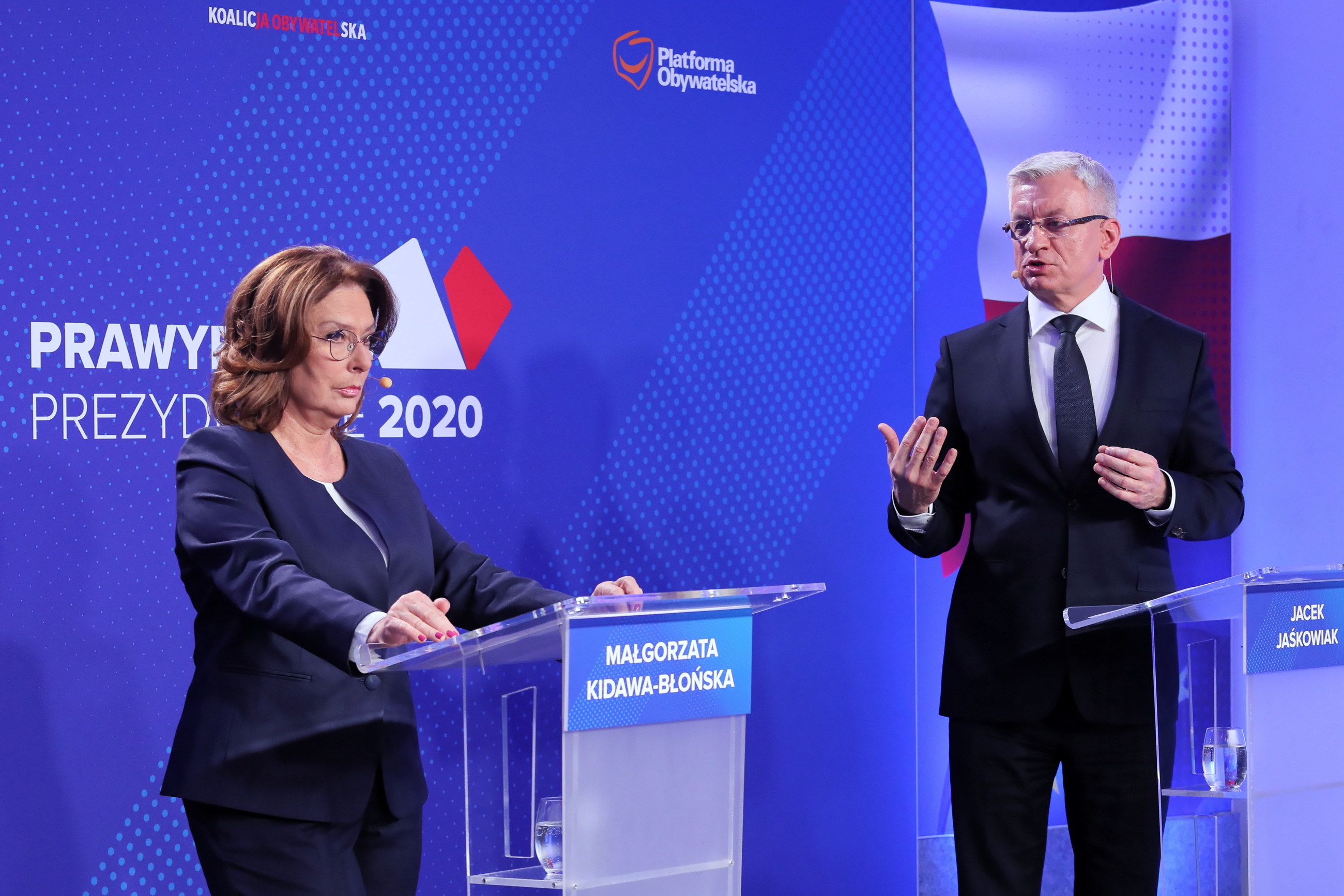 Kandydaci w prawyborach Platformy Obywatelskiej na urząd prezydenta RP - wicemarszałek Sejmu Małgorzata Kidawa-Błońska (L) oraz prezydent Poznania Jacek Jaśkowiak (P) podczas debaty prawyborczej w Centrum Prasowym Foksal w Warszawie.