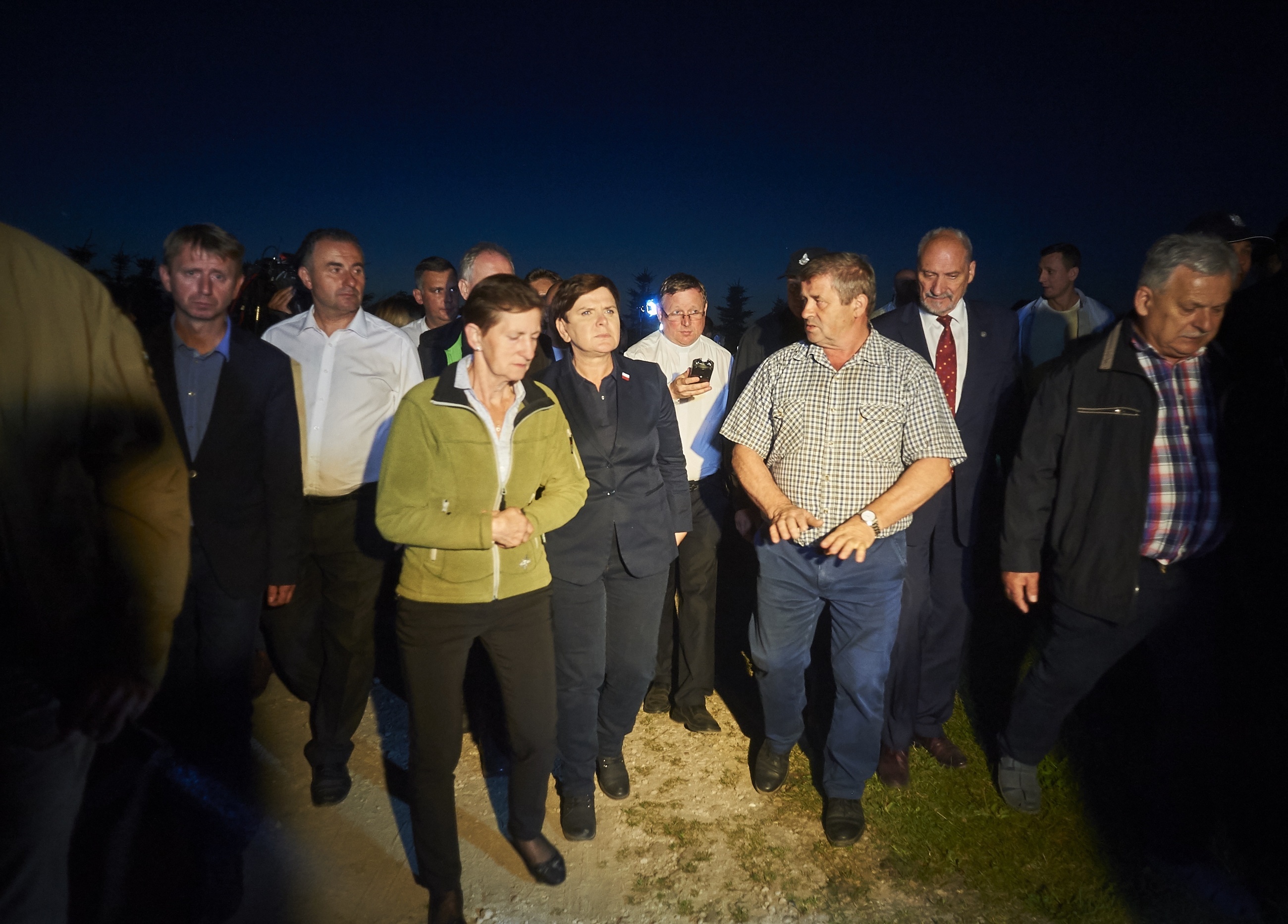 Premier Beata Szydło oraz minister obrony narodowej Antoni Macierewicz podczas wizyty w miejscowości Czyczkowy