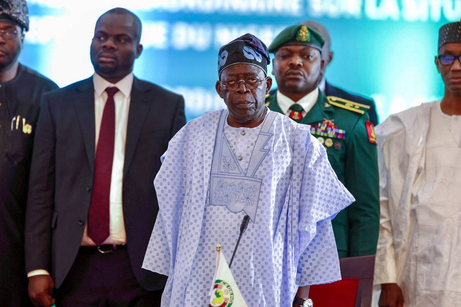 Prezydent Nigerii Bola Ahmed Tinubu, (ś) i liderzy krajów ECOWAS