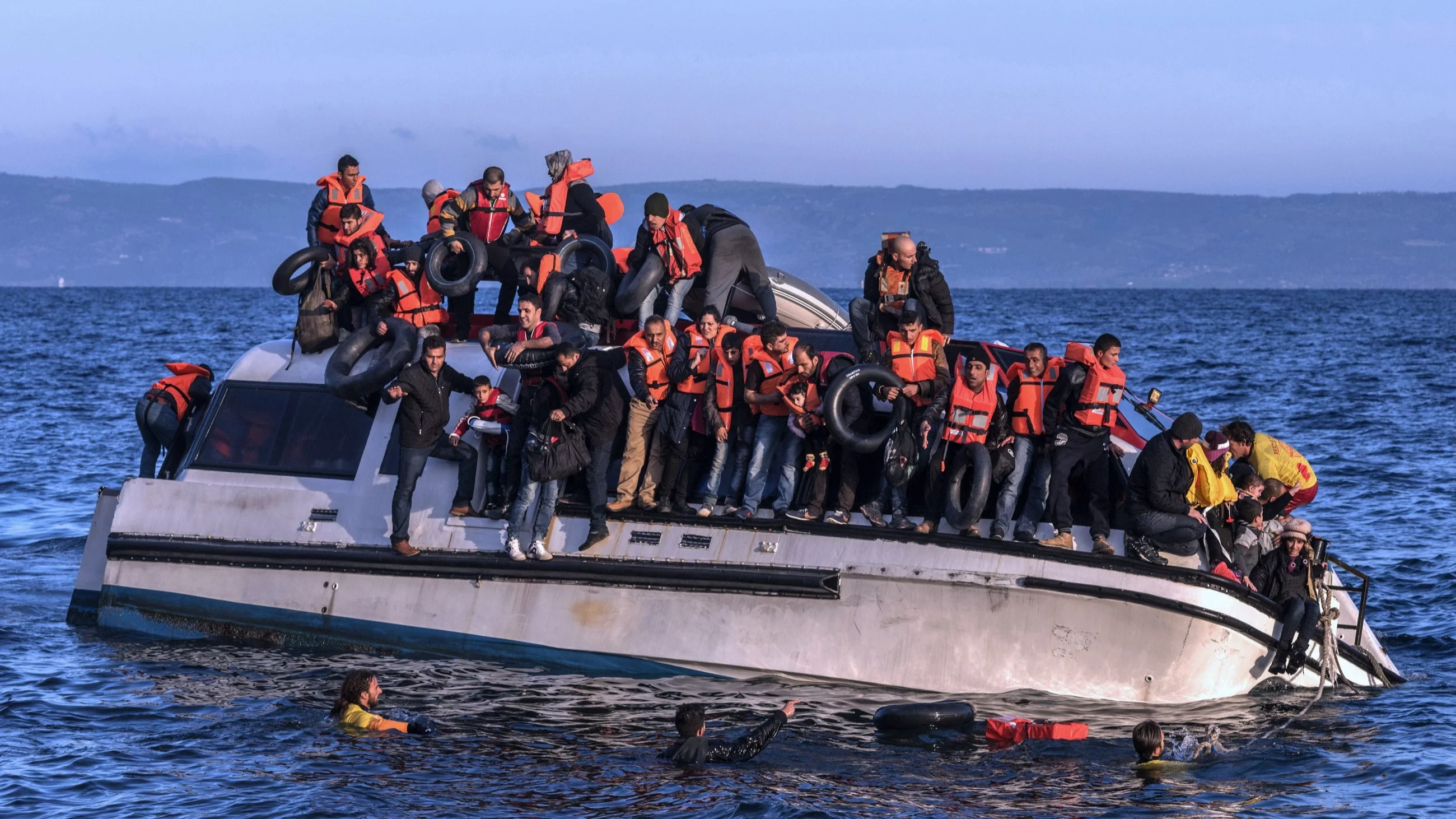 Grupa migrantów na łodzi u wybrzeży greckiej wyspy Lesbos