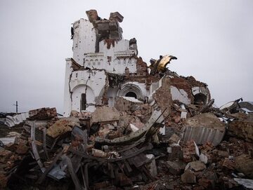 Inwazja Rosji na Ukrainę. Ruiny klasztoru św. Jerzego w zrujnowanej wsi Dolina