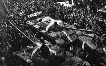 Inwazja sowiecka na Czechosłowację w 1968 r. Sowieckie czołgi T-55 z pasami inwazyjnymi na wieżach otoczone przez tłum protestujących w Pradze
