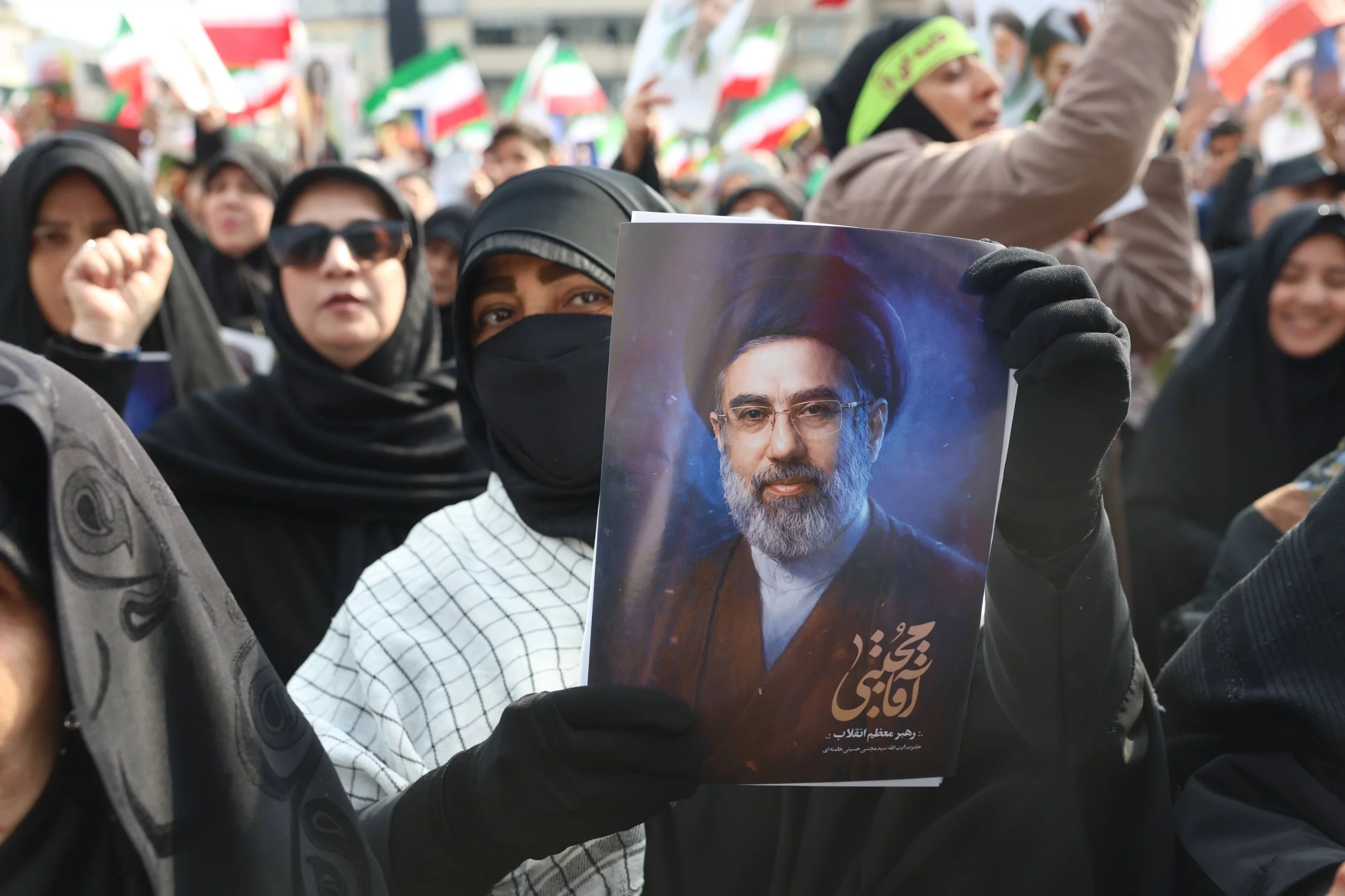 Kobieta trzyma wizerunek najwyższego przywódcy Iranu Modżtaby Chameneiego