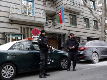 Irańska policja pilnuje ambasady. Doszło do ataku na ambasadę Azerbejdżanu w Teheranie, Iran, 27 stycznia 2022 roku.