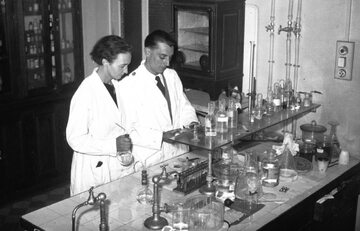 Irena i Frédéric Joliot-Curie w swoim laboratorium, 1935 r.
