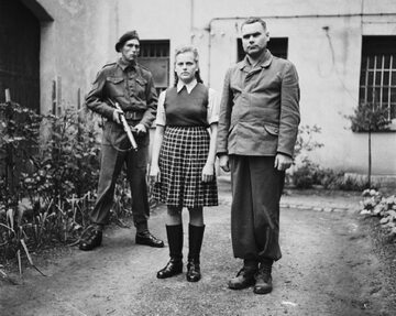 Irma Grese i Josef Kramer, więzienie brytyjskie, 1945 r.