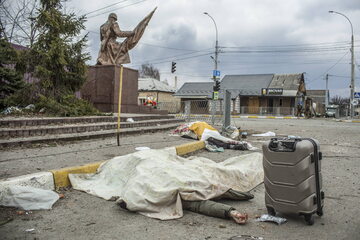 Irpień, Ukraina. Przykryte materiałem ciała mieszkańców, którzy zginęli próbując uciec z miasta.