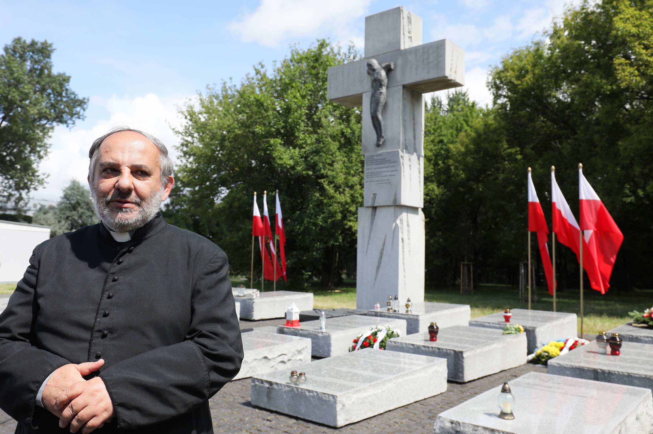 Ks. Tadeusz Isakowicz-Zaleski przed Pomnikiem Rzezi Wołyńskiej w Narodowym Dniu Pamięci Ofiar Ludobójstwa dokonanego przez ukraińskich nacjonalistów na obywatelach II Rzeczypospolitej Polskiej, 11 bm. na skwerze Wołyńskim w Warszawie.