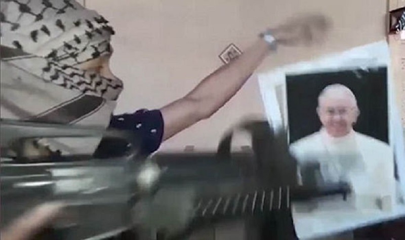 Kadr z filmu opublikowanego przez tzw. Państwo Islamskie