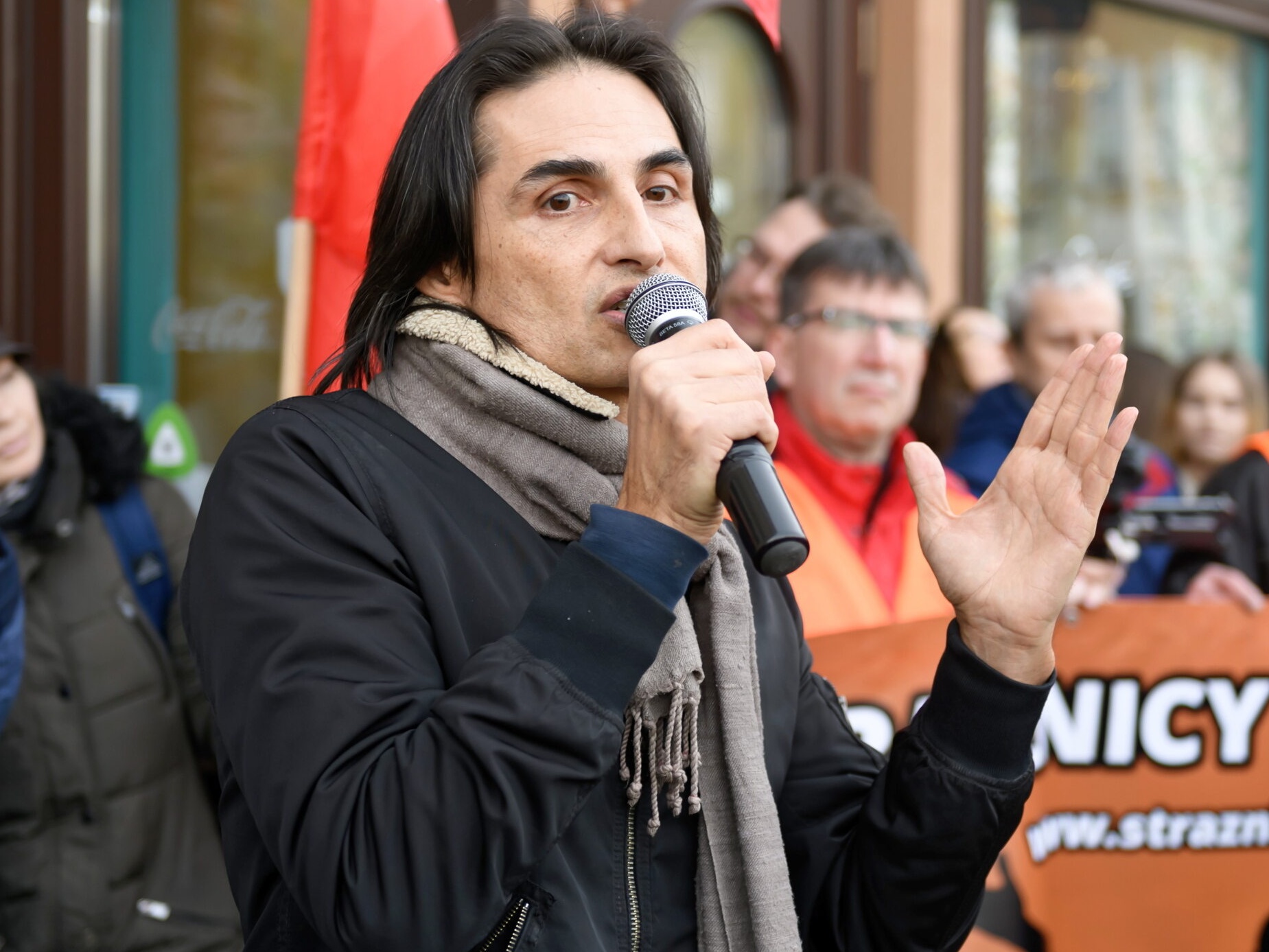 Wokalista Ivan Komarenko podczas protestu przeciw obostrzeniom