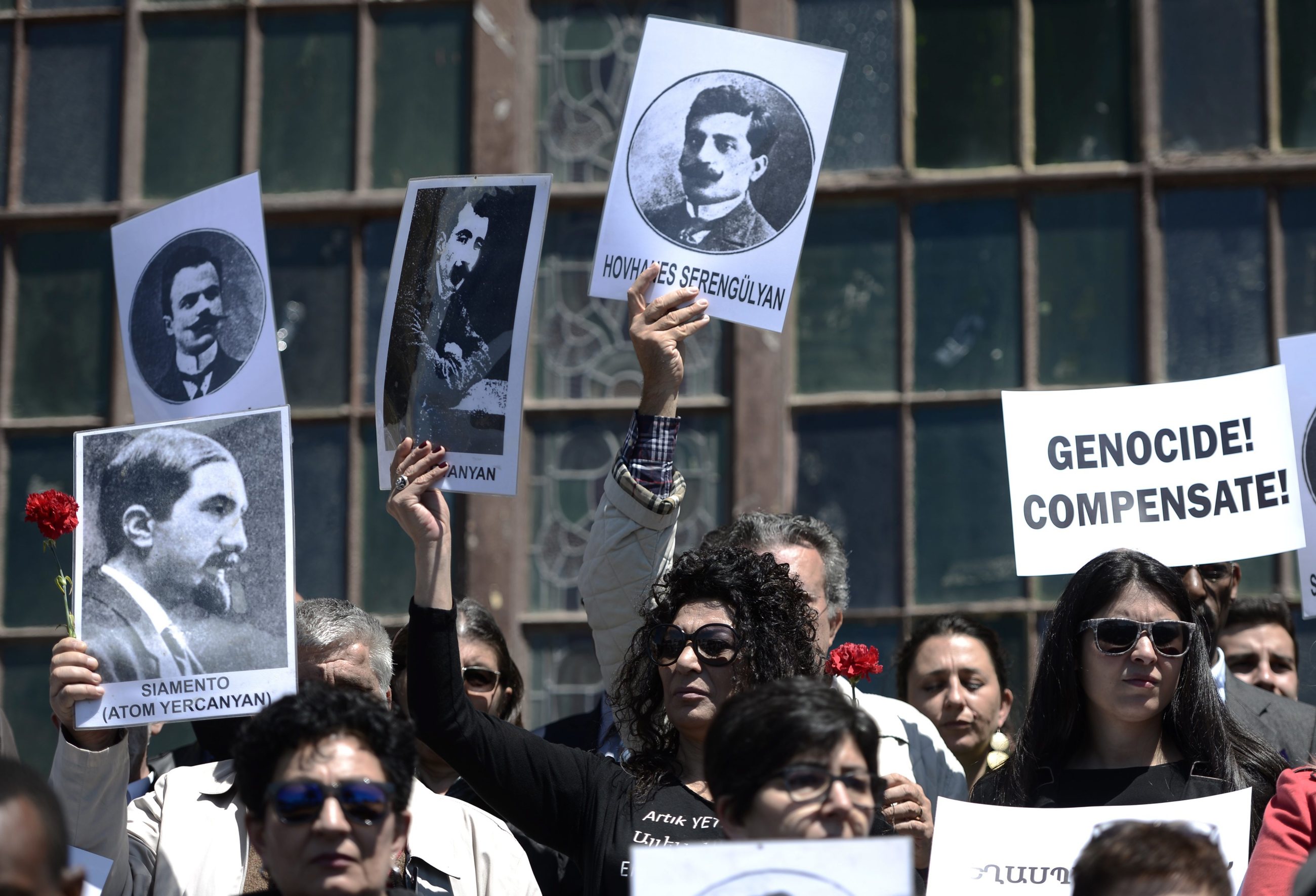 Marsz upamiętniający zagładę Ormian w państwie tureckim w 1915.